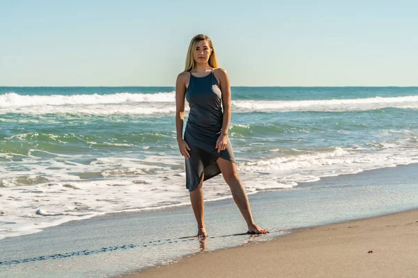 Una Splendida Giovane Donna Bionda Gode Una Giornata Spiaggia Sola — Foto Stock