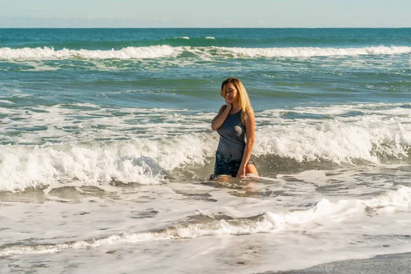 Une Magnifique Jeune Femme Blonde Profite Une Journée Plage Seule — Photo