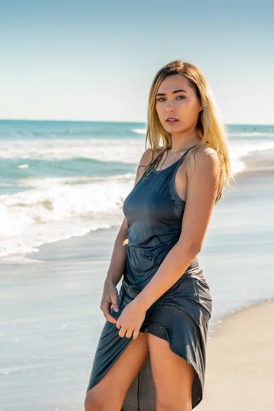 Eine Hinreißende Junge Blonde Frau Genießt Einen Tag Strand Allein — Stockfoto