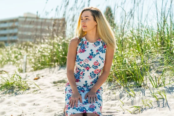 Розкішна Молода Блондинка Насолоджується День Пляжі Один — стокове фото