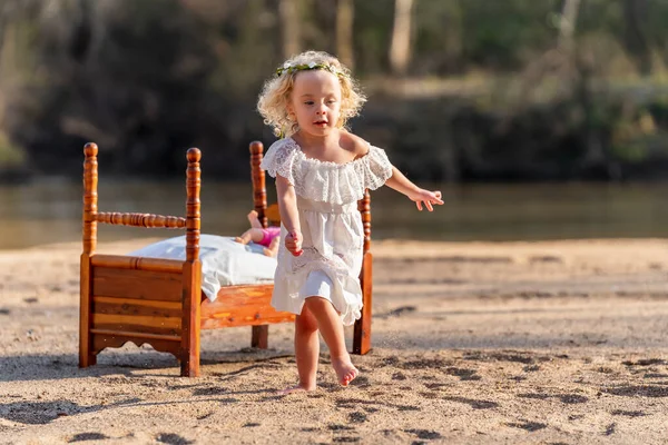 Gorgeous Young Girl Enjoys Spring Day Outdoors — Stock Photo, Image
