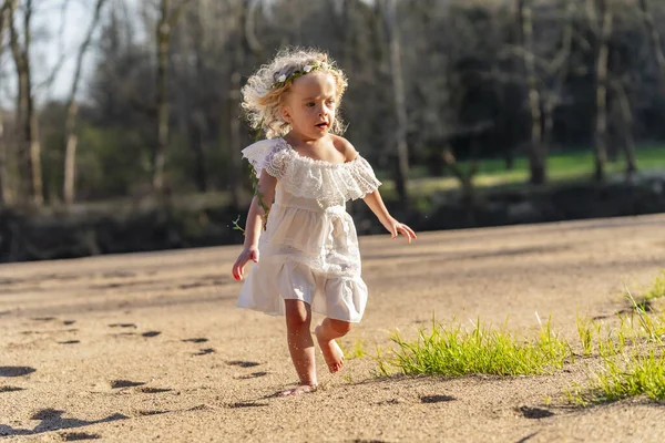 Gorgeous Young Girl Enjoys Spring Day Outdoors — Stock Photo, Image