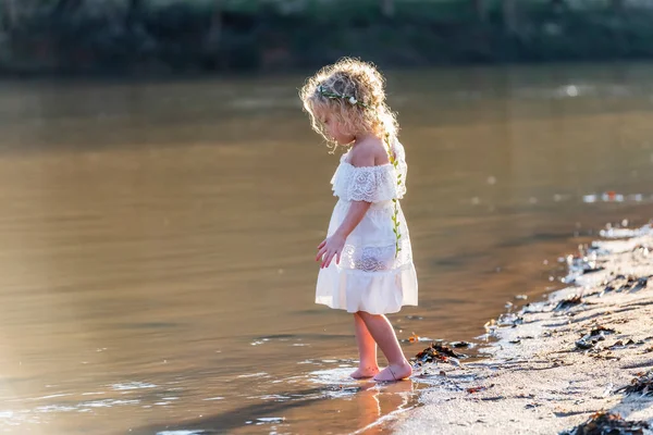 Gorgeous Young Girl Enjoys Spring Day Outdoors — Stock Photo, Image