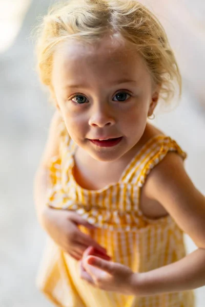 Gorgeous Young Girl Enjoys Spring Day Outdoors — Stock Photo, Image