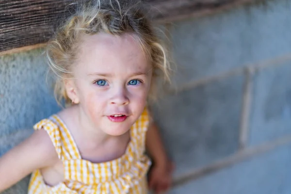 Gorgeous Young Girl Enjoys Spring Day Outdoors — Stock Photo, Image