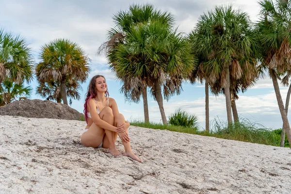 Beautiful Brunette Bikini Model Enjoys Weather Outdoors Beach — Stock Photo, Image