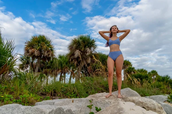 Egy Gyönyörű Barna Bikini Modell Élvezi Időjárást Tengerparton — Stock Fotó