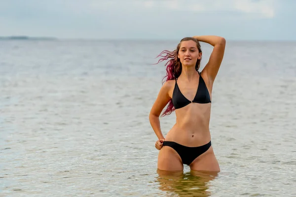 Güzel Bir Esmer Bikini Mankeni Sahilde Açık Havanın Tadını Çıkarır — Stok fotoğraf