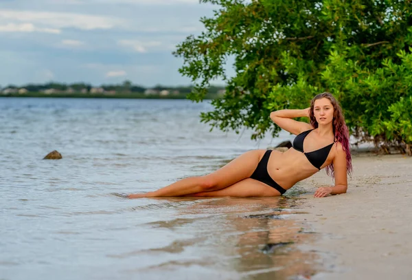 Belo Modelo Biquíni Morena Desfruta Tempo Livre Praia — Fotografia de Stock