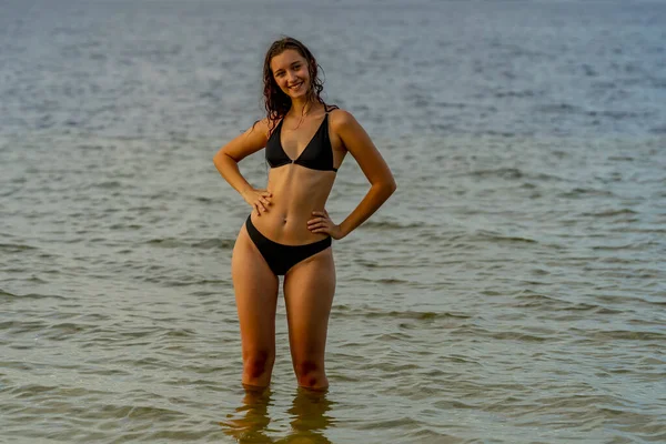 Ein Schönes Brünettes Bikini Model Genießt Das Wetter Draußen Strand — Stockfoto