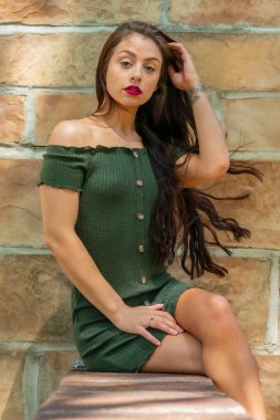 Muhteşem bir esmer model, açık havada bir bahar gününün tadını çıkarıyor. 