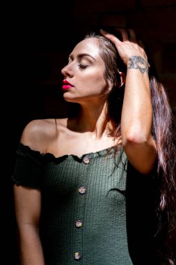 Muhteşem bir esmer model, açık havada bir bahar gününün tadını çıkarıyor. 