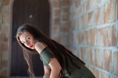 Muhteşem bir esmer model, açık havada bir bahar gününün tadını çıkarıyor. 