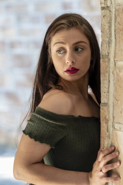 Muhteşem bir esmer model, açık havada bir bahar gününün tadını çıkarıyor. 