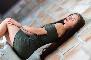 Muhteşem bir esmer model, açık havada bir bahar gününün tadını çıkarıyor. 