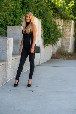 Sarışın bir manken, yaz günlerini dışarıda, parkta geçirmekten zevk alır.