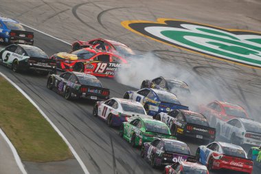 Martin Truex Jr. (19), O 'Reilly Oto Parça 253 Daytona' da Daytona Sahili 'nde trafik kazası geçirdi..