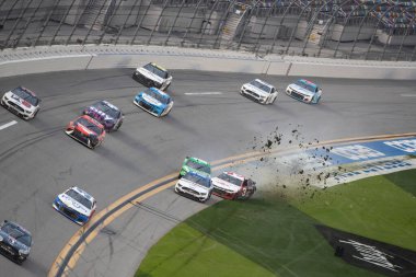Kyle Busch (18), O 'Reilly Oto Parça 253 sırasında Daytona' da Daytona Sahili 'nde trafik kazası geçirdi..