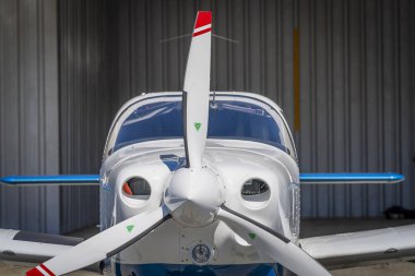 Karada ve havada manevra yapan genel bir havacılık uçağı görüntüsü