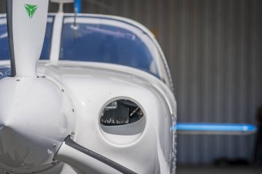 Karada ve havada manevra yapan genel bir havacılık uçağı görüntüsü