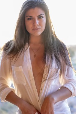 Güzel bir İspanyol mankeni kışın Arizona çölünün tadını çıkarır.