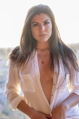 Güzel bir İspanyol mankeni kışın Arizona çölünün tadını çıkarır.