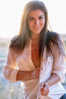 Güzel bir İspanyol mankeni kışın Arizona çölünün tadını çıkarır.