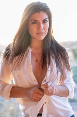 Güzel bir İspanyol mankeni kışın Arizona çölünün tadını çıkarır.