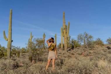 Güzel bir İspanyol kadın Arizona çölünde çıplak poz veriyor.