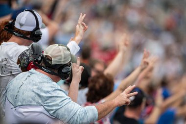 Daytona 500 yarışı için Daytona Beach, Florida 'daki Daytona Uluslararası Yarış Pisti' nde Dale 'i üçüncü turda onurlandıran taraftarlar.