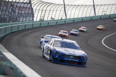 Brad Keselowski (2) Miami, Florida 'daki Homestead Miami Speedway' de Dixie Votka 400 konumu için yarışıyor..