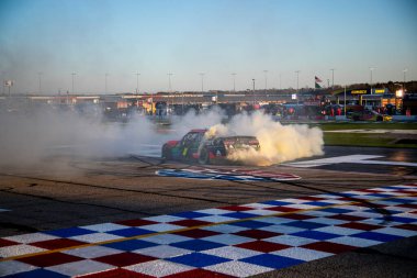 Justin Allgaier (7) Hampton, Georgia 'daki Atlanta Motor Yarış Pisti' nde EchoPark 250 'yi kazandı..