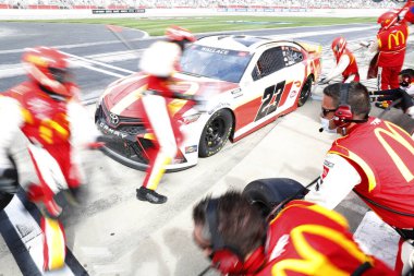 Bubba Wallace (23), Hampton, Georgia 'daki Atlanta Motor Yarış Pisti' nde Folds of Honor QuikTrip 500 için yarışıyor..