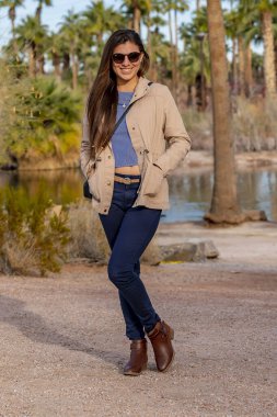 Güzel bir İspanyol mankeni kışın Arizona çölünün tadını çıkarır.