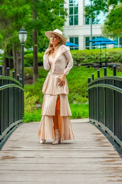 Una Hermosa Modelo Rubia Posa Aire Libre Ropa Otoño — Foto de Stock