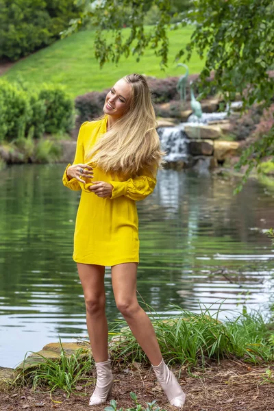 Een Prachtig Blond Model Poseert Buiten Haar Herfstkleren — Stockfoto