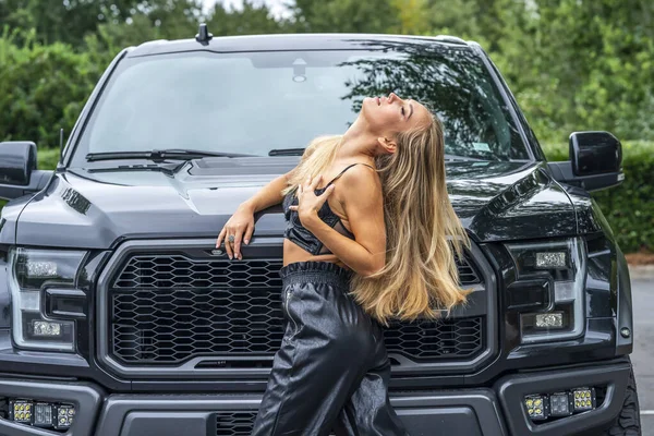 Egy Gyönyörű Szőke Modell Egy Fekete Teherautóval Pózol Egy Őszi — Stock Fotó