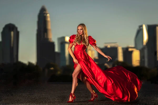 Gorgeous Blonde Model Poses Outdoors Her Evening Dress — Stock Photo, Image