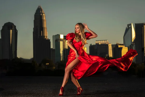 Gorgeous Blonde Model Poses Outdoors Her Evening Dress — Stock Photo, Image