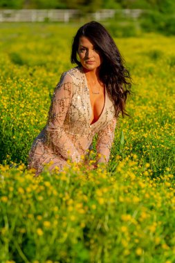 Muhteşem bir esmer model bahar havasının tadını çıkarırken iç çamaşırlarıyla dışarıda poz veriyor.