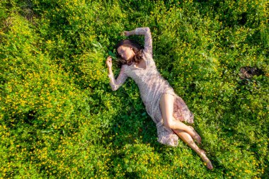 Muhteşem bir esmer model bahar havasının tadını çıkarırken dışarıda poz veriyor.