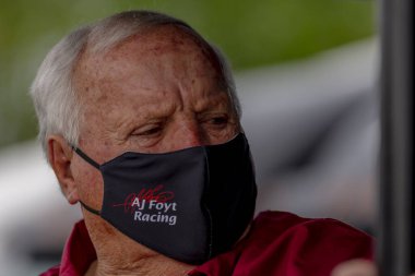 IndyCar Takım Sahibi, AJ Foyt Jr takımları Birmingham, Iowa 'daki Barber Motor Parkı' nda Alabama 'daki Honda Indy Grand Prix antrenmanına hazırlanırken izliyor..