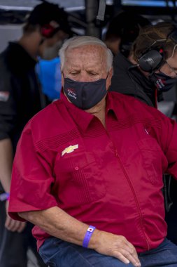 IndyCar Takım Sahibi, AJ Foyt Jr takımları Birmingham, Iowa 'daki Barber Motor Parkı' nda Alabama 'daki Honda Indy Grand Prix antrenmanına hazırlanırken izliyor..