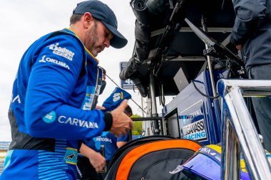 ABD 'li JIMMIE JOHNSON (R) (48), Birmingham, Alabama' daki Berber Motorsporları Parkı 'nda Alabama' daki Honda Indy Grand Prix için antrenman yapıyor..