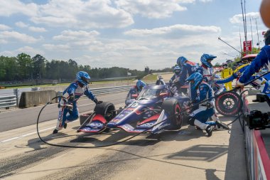 Barselona, İspanya 'dan ALEX PALOU (10), Birmingham Florida' daki Barber Motorsporları Parkı 'ndaki Honda Indy Grand Prix sırasında arabasını servise getirdi..