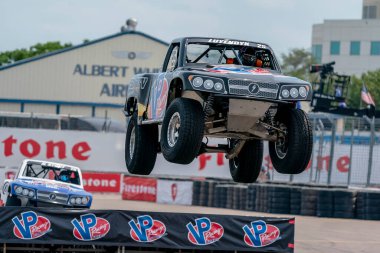 St. Petersburg St. Petersburg caddelerindeki Firestone Grand Prix 'si için St. Petersburg, Florida' daki Super Stadium Truck Challenge takımları piste çıktılar..