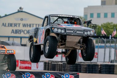 St. Petersburg St. Petersburg caddelerindeki Firestone Grand Prix 'si için St. Petersburg, Florida' daki Super Stadium Truck Challenge takımları piste çıktılar..