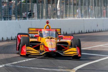 ABD 'li RYAN HUNTER-REAY (28) St. Petersburg, Florida' daki St. Petersburg Sokakları 'nda düzenlenen Firestone Grand Prix için pratik yapıyor..