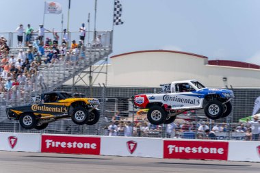 St. Petersburg St. Petersburg caddelerindeki Firestone Grand Prix 'si için yarışan Süper Stadyum Kamyon Yarışması ekipleri St. Petersburg, Florida' daki.