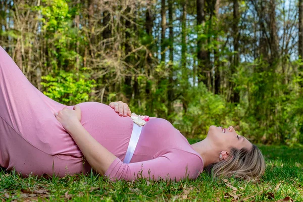 Una Hermosa Madre Embarazada Posa Ambiente Aire Libre —  Fotos de Stock